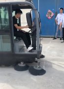 揚(yáng)子全封閉掃地車，客戶上門試機(jī)中！