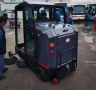 人工清掃效率低？用電動(dòng)掃地車